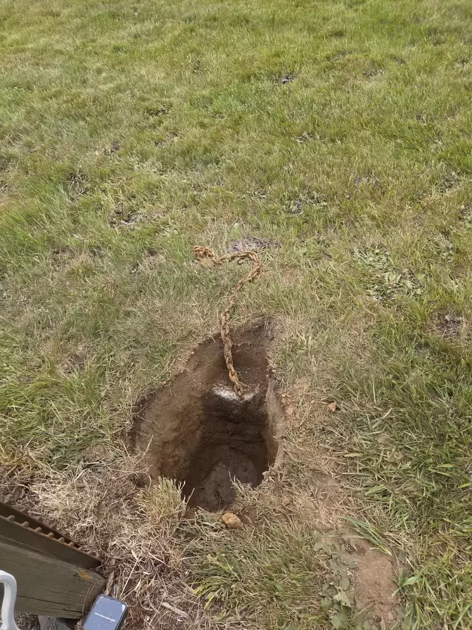 I Discovered a Chain Hidden Beneath My Mailbox