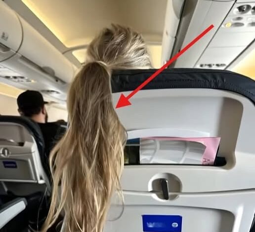 A girl on the plane threw her hair over my seat, blocking my screen: I had to teach the rude woman a lesson