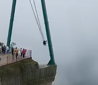 Man’s Thrill Ride in the Sky Ends in a Shocking Fall