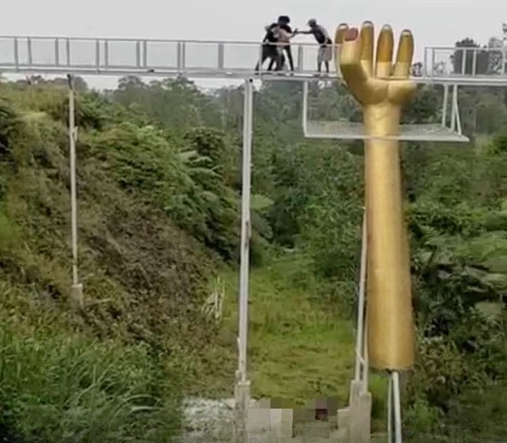 A Terrifying Moment on the Bridge: Tourists Caught in a Sudden Collapse
