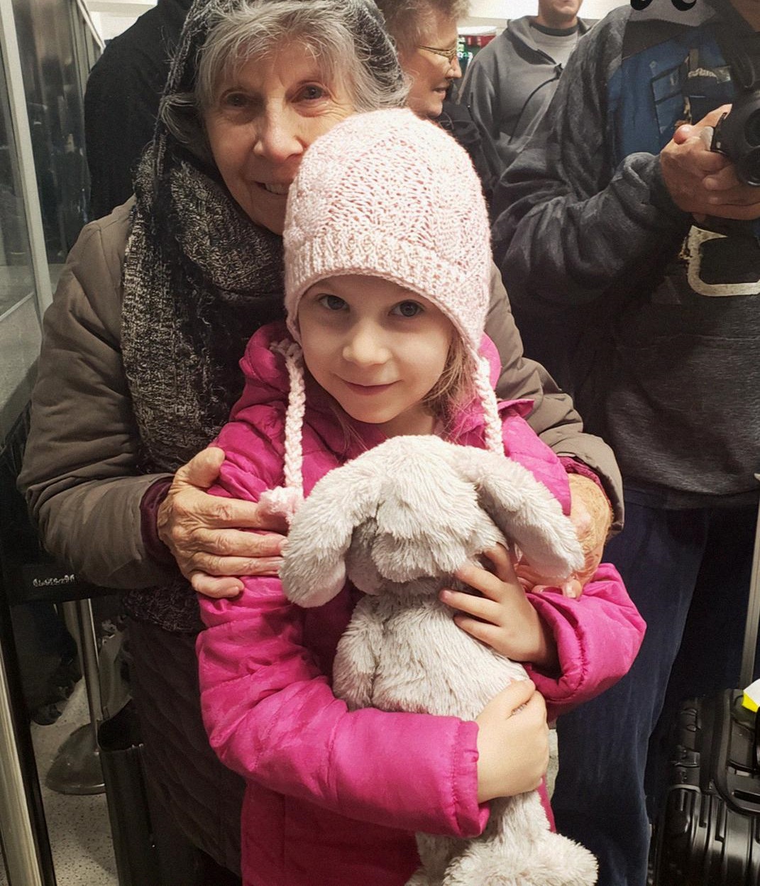 I Gave up My Business-Class Seat for a Grandmother and Her Granddaughter – I Had No Idea It Would Change My Life